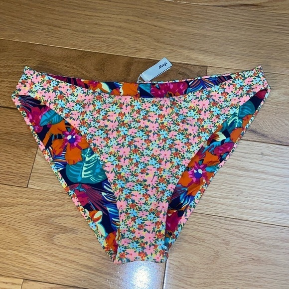 NWOT Maaji reversible bikini bottom in size M, liner still in place - Picture 6 of 10